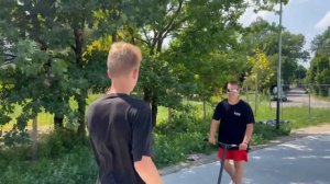 УЧУ ДРУГА КАТАТЬСЯ НА САМОКАТЕ