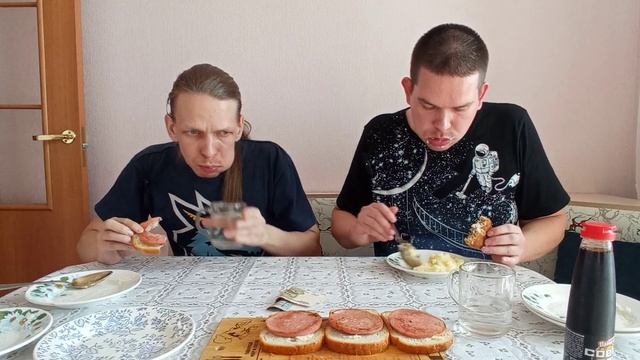 Заруба. Съели много еды. Пюре с котлетами и бутики ?Проигравший пьет соевый соус? смотреть онлайн