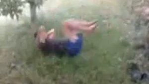 ОБКУРЕННЫЙ ПАЦАН КАЧАЕТ ПРЕСС!!!