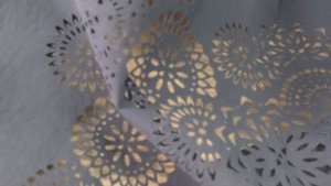 91 Резка ткани лазером 80 ватт RECI с двумя лазерными излучателями на швейном производстве