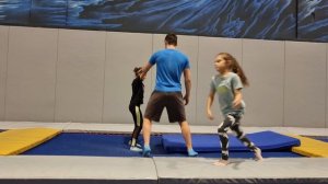 Как научиться делать сальто на батуте?