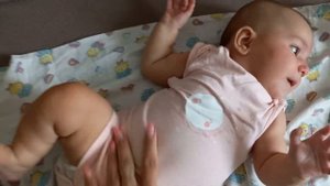 Ребенок переворачивается в 3 месяца! Со спины на живот и пытается спрыгнуть с дивана. 13.07.2021