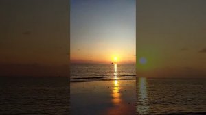 просто качели, крабики и закат. пляж танцующей девушки