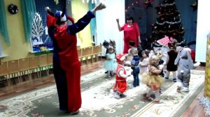 танец-игра со снежками.