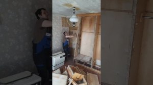 Демонтаж разборка старого шкафа в квартире #нужныелюди #демонтаж #ремонт