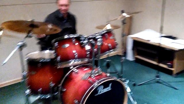 Первый звук новых барабанов смотреть онлайн