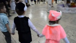 Возле елки в Новый год, водим, водим хоровод