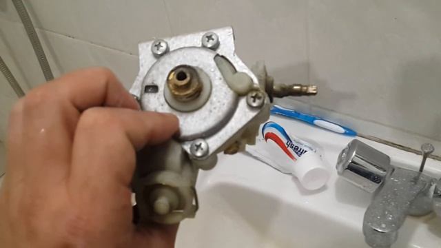 Gaz34.ru Ремонт водяного блока газовой колонки Junkers (Юнкерс, БОШ) в Волгограде. смотреть онлайн