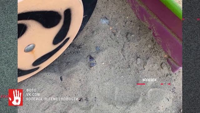 Чуть не рассек руку. Маленький ребенок напоролся в песочнице на разбитую бутылку смотреть онлайн