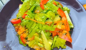 Простой рецепт салата из свежих овощей / Полезно и вкусно / Папа На Кухне