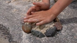 Маленькая Вера машины грузовики строят клумбу для цветов - Поиграйка для детей малышей