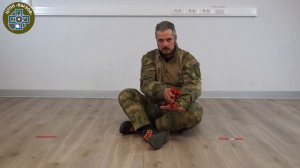 Как наложить жгут себе бедро лёжа на животе.