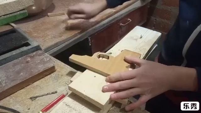 КАК СДЕЛАТЬ ПИСТОЛЕТ МАКАРОВА ИЗ ДЕРЕВА смотреть онлайн