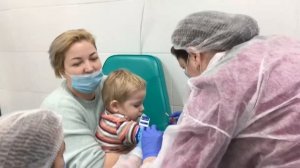 Как врач берет кровь из вены у малыша Яна в 1 год. How a doctor takes blood from a vein from a baby