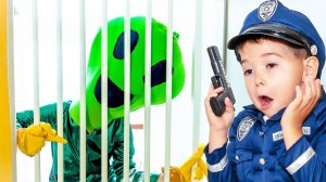 Малыш полицейский и инопланетный гость. Pretend playing police