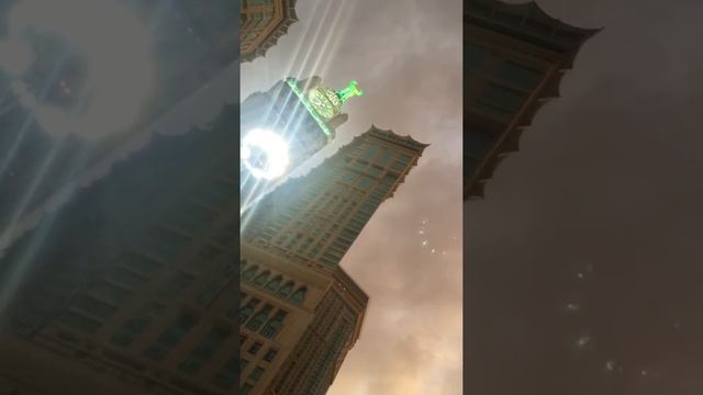 В мечети Аль-Харам, призыв на Магриб намаз, очень красивый Азан. Мекка