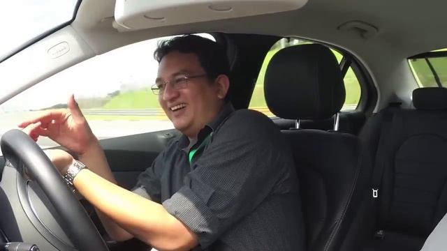 2014 Mercedes-Benz Driving Experience: A Track Day With The GLA 45 AMG смотреть онлайн