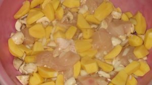 Картофель с куриной грудкой в горшочке в сливочном соусе