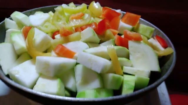 Закуска по-средиземноморски с подмосковным акцентом (Дачные эксперименты с кабачками).