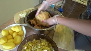 Курица фаршированная картошкой в духовке пальчики откусишь):