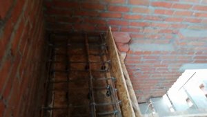 Устройство небольшого участка монолитной плиты с примыканием к пустотной плите перекрытия.