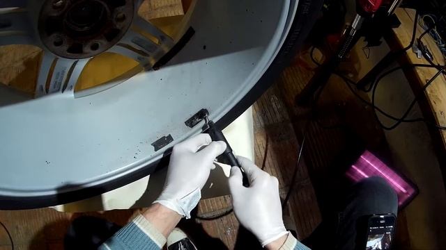 Как убрать клейкую ленту от балансировочных грузов с колес дремелем смотреть онлайн