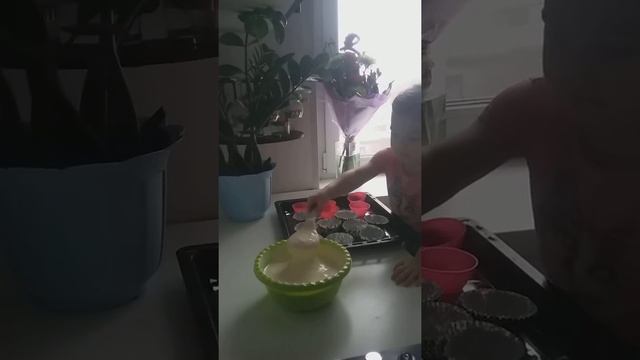 Вместе с мамой делаем бисквит смотреть онлайн