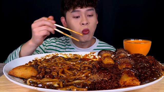 ASMR 계란후라이 짜장면과 불닭짜장 팽이버섯 송이버섯 표고버섯 군만두 먹방~!! Black Bean Noodles With Black Spicy Mushroom MuKBang~