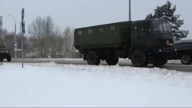 В 8 километрах от Украины замечена огромная колонна белорусских войск смотреть онлайн