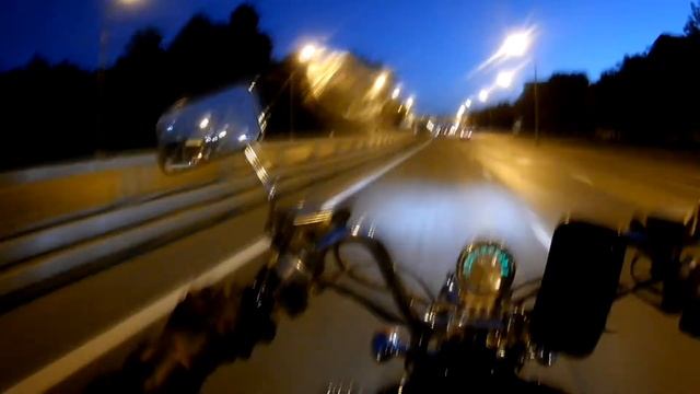 Вечером по городу на Honda Shadow 1100 (смотреть лучше с 2.00) смотреть онлайн