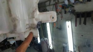 Как склеить лопнувший бачок омывателя  лобового стекла