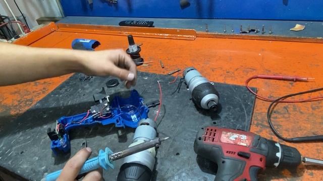 Замена эл. двигателя с редуктором в гайковерте ударном Dexter 20VID2-180.1 в СЦ Энтузиаст-сервис смотреть онлайн