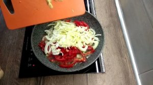 Тушеная говядина в томатном соусе с перцем и карри