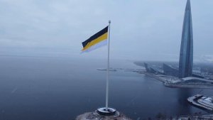 В Санкт-Петербурге торжественно подняли флаги трех исторических эпох России на Финском заливе ??