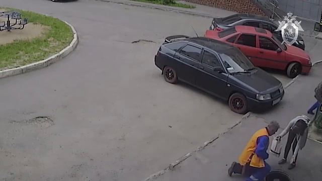 Ребенок провалился в люк! смотреть онлайн