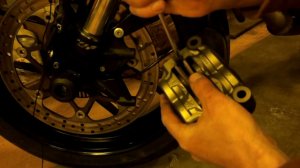 Замена передних тормозных колодок KTM DUKE 690