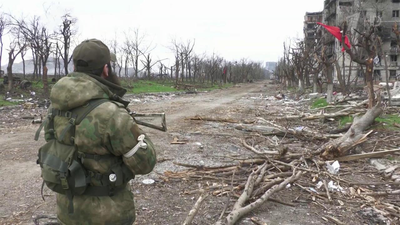 Пятеро украинских военных сложили оружие и вышли с территории "Азовстали"