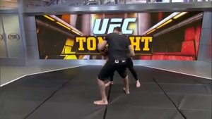 демонстрация удушающего Д'арс от Тони Фергюсона