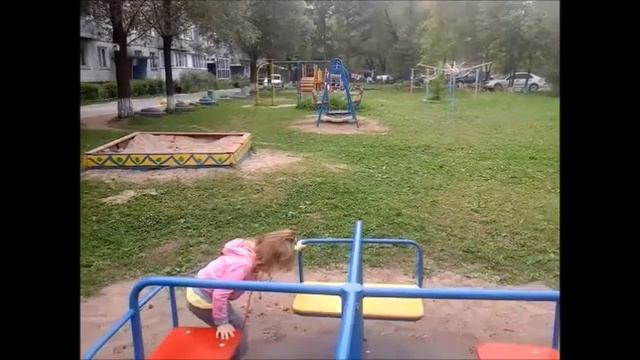 Гуляем во Дворе.Милана качается на новых Качелях! смотреть онлайн