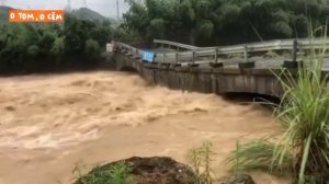 Мост рухнул в реку на востоке Китая//видео очевидцев крушение моста