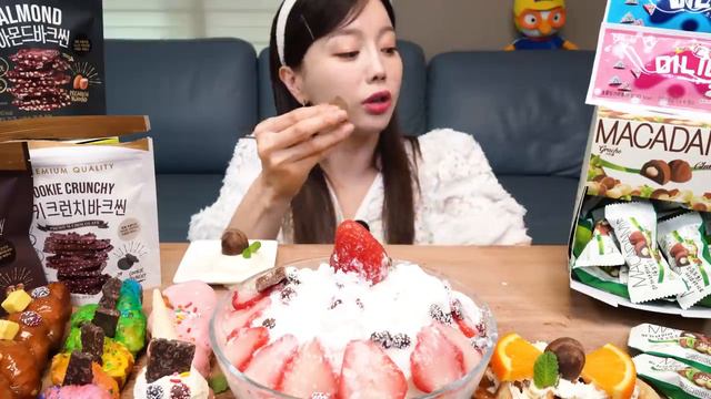 초코파티 🍫 직접 만든 초코 딸기빙수 & 꽈배기 & 초코크로플까지 먹방 레시피 Chrunchy Chocolate Desserts Recipe Mukbang ASMR Mukbang