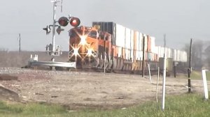 BNSF 7457 W and BNSF 7008 E @ Elmo [HD]