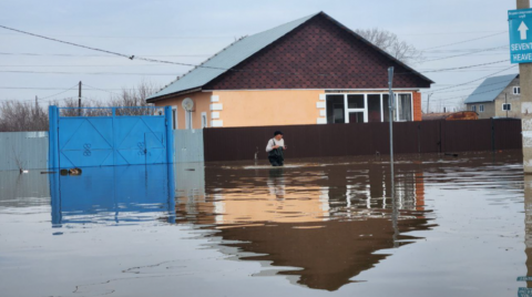 У многих сдают нервы: как людей эвакуируют из затопленного Оренбурга