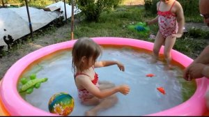 КУПАЕМСЯ В БАССЕЙНЕ Развлечения Для Детей ЛЕТО Бассейн Сюрпризы игрушки Challenge toys Pool Games