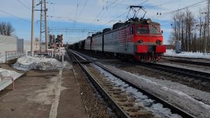 Электровоз ВЛ11М-415/416Б с грузовым поездом.