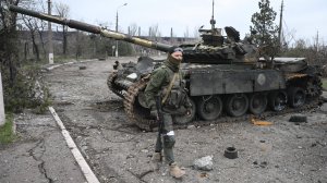 Мариуполь. Битая украинская техника на "Азовмаше": Т-80БВ и Т-64БВ