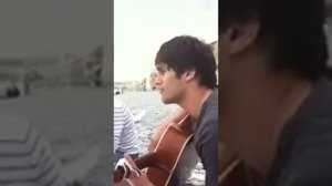Чеченец поет под гитару