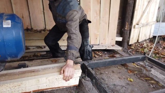 Зробили ремонт у Свинарнику ! Новий настил у станку. Пиляємо доску на пол власною пилорамою! смотреть онлайн