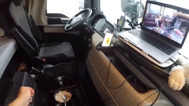 Дальнобой по Европе #45 Спускаюсь с гор . Простоял целый день . смотреть онлайн