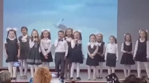 Василина Сатюкова и детский хор Гимназии N1 г. Сосновоборска - Весёлая песенка #хор